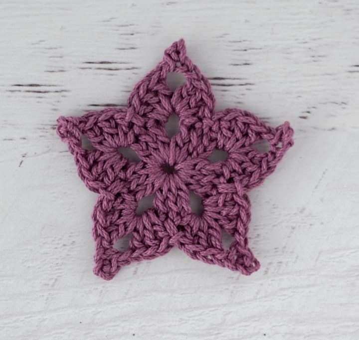 étoile au crochet violet