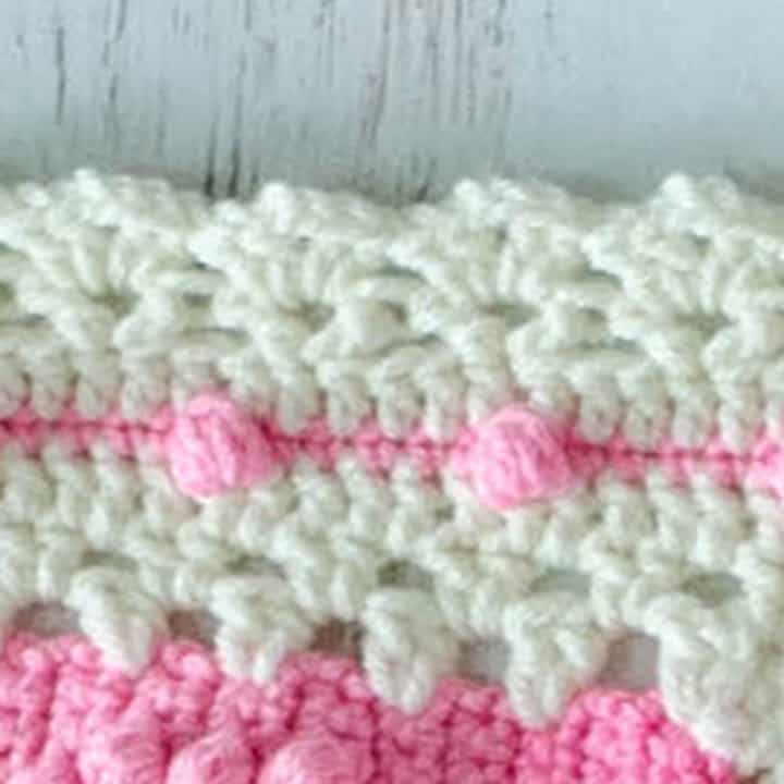 Bordure de couverture au crochet rose et blanc