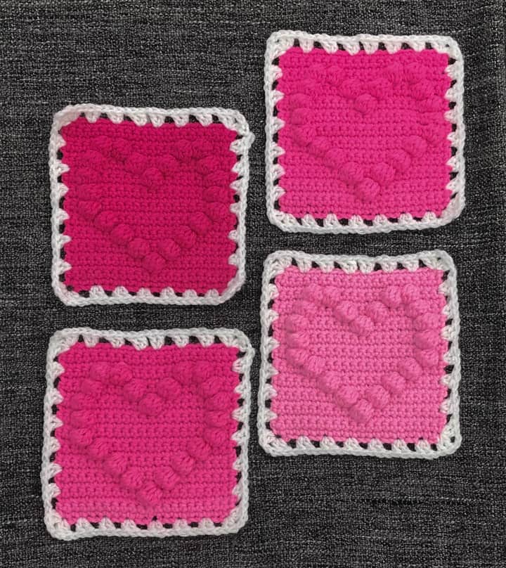 carrés de coeur au crochet rose avec bordure blanche