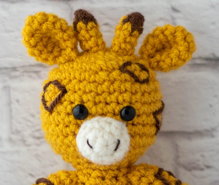 girafe en peluche au crochet jaune et marron