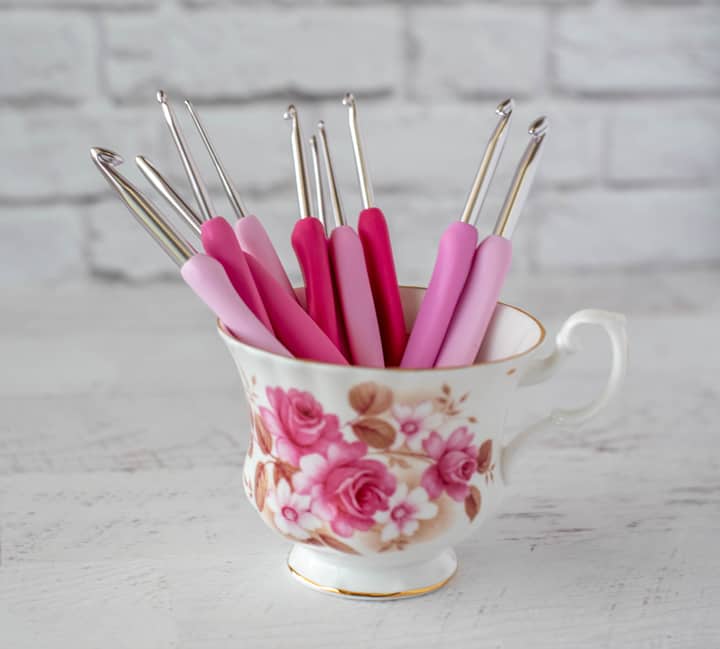 crochets roses en tasse de thé