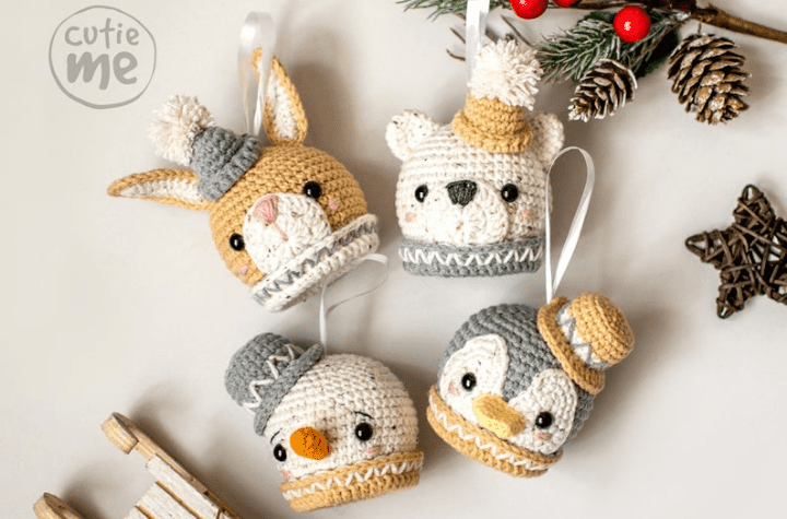 quatre ornements amigurumi : un lapin, un ours polaire, un bonhomme de neige et un pingouin