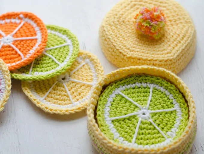 Free crochet coaster basket pattern. Beautiful and fun crochet pattern!