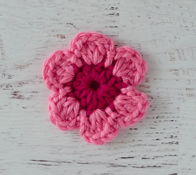 https://www.crochet365knittoo.com/wp-content/uploads/2017/06/small-flower.webp