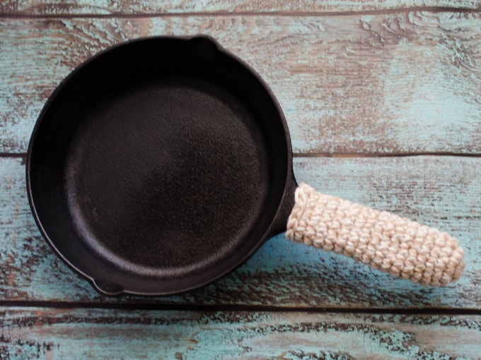 cast iron skillet with crochet handle cover