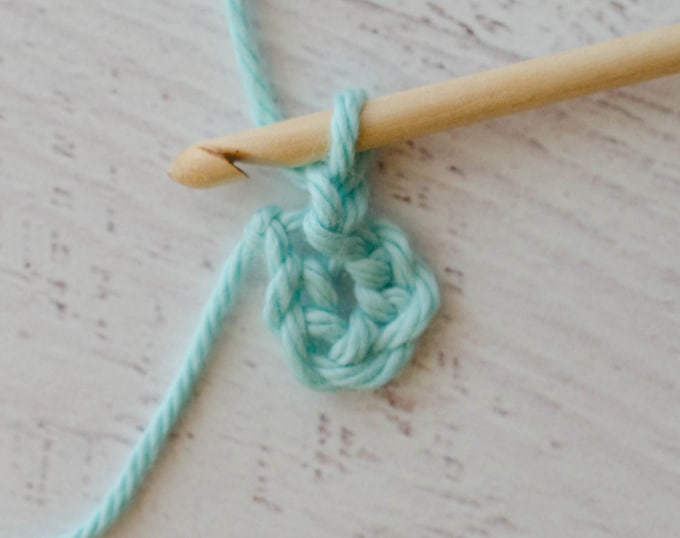 Crochet foundation ring with aqua color yarn