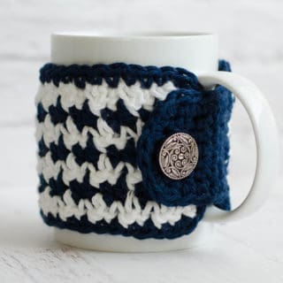 Crochet houndstooth mug cozy
