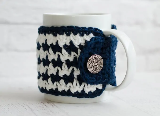 Crochet houndstooth mug cozy