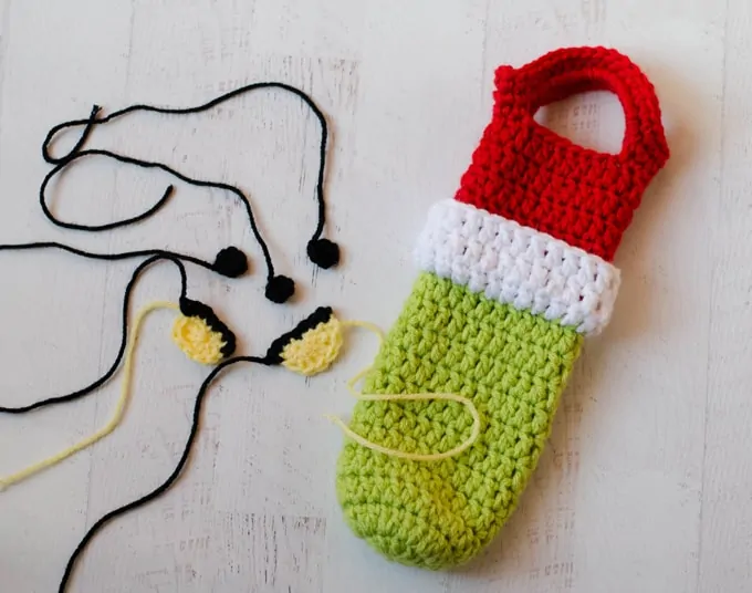 How to crochet a grinch wine cozy