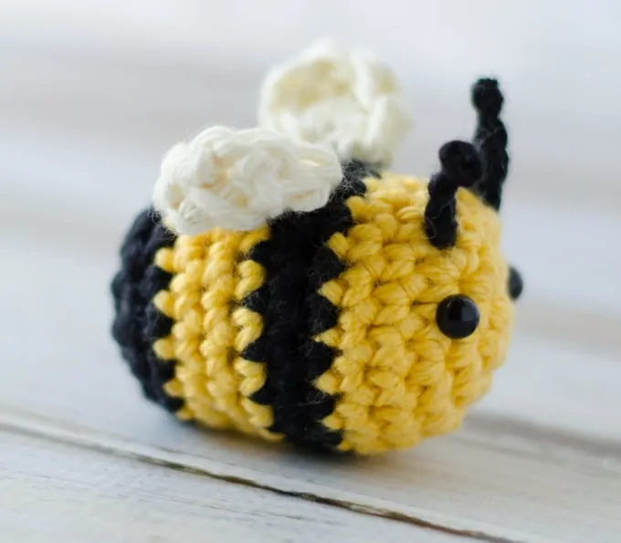 How to make an amigurumi bee