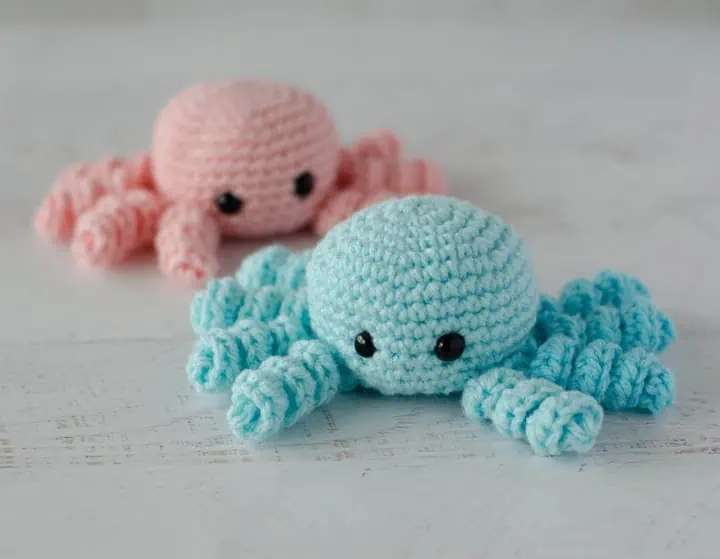 blue and pink crochet spiders