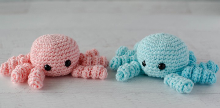 pink and blue crochet spider
