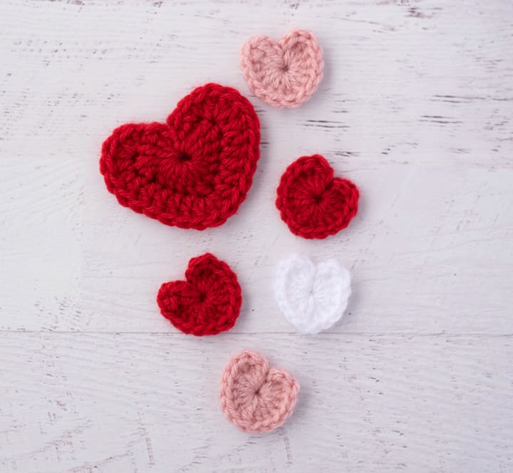 crochet hearts in red, white and pink
