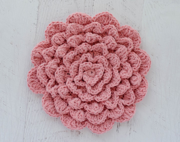 crochet wallflower with petals