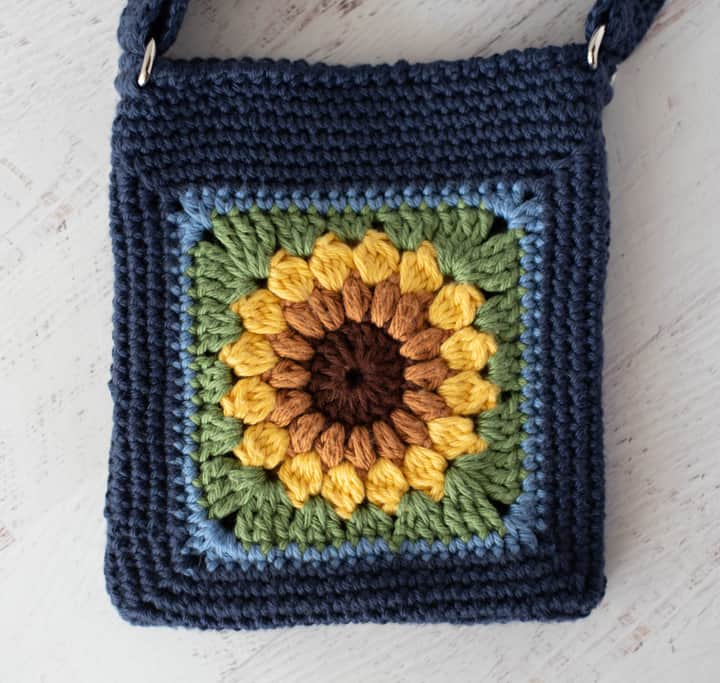 Help needed! I am absolutely new to crocheting. I've seen this bag on  Instagram and would like to crochet a bag like this for my girlfriend. Does  anyone know how this pattern