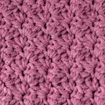 Lilac color yarn sample in sedge stitch