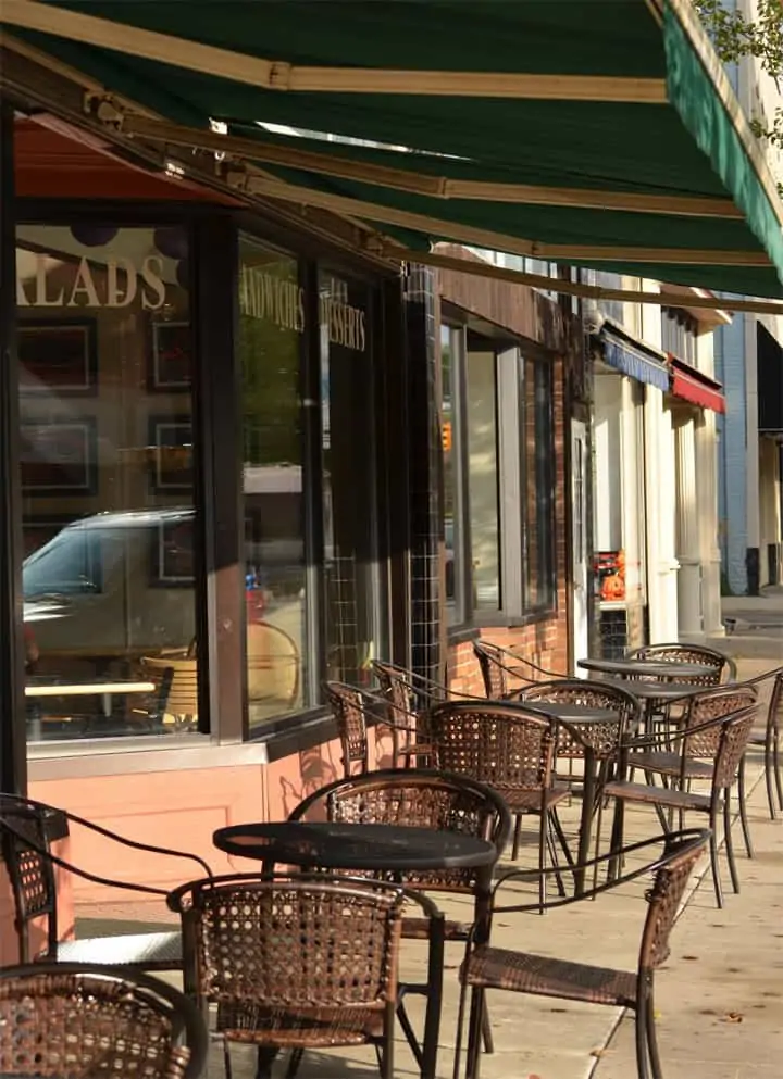 Deli with patio table and chairs on sidewalk