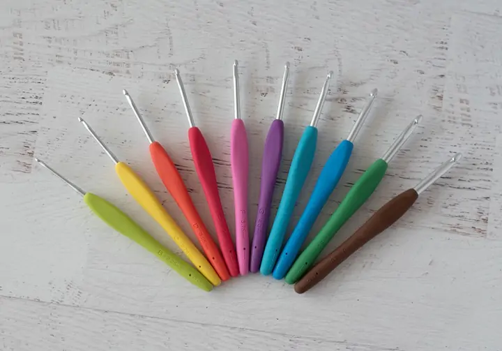 multi color crochet hooks with ergonomic handles