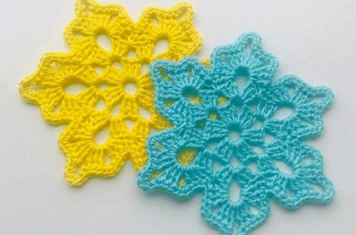 un flocon de neige au crochet jaune et un bleu