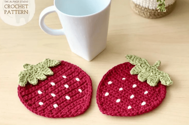 deux sous-verres à la fraise