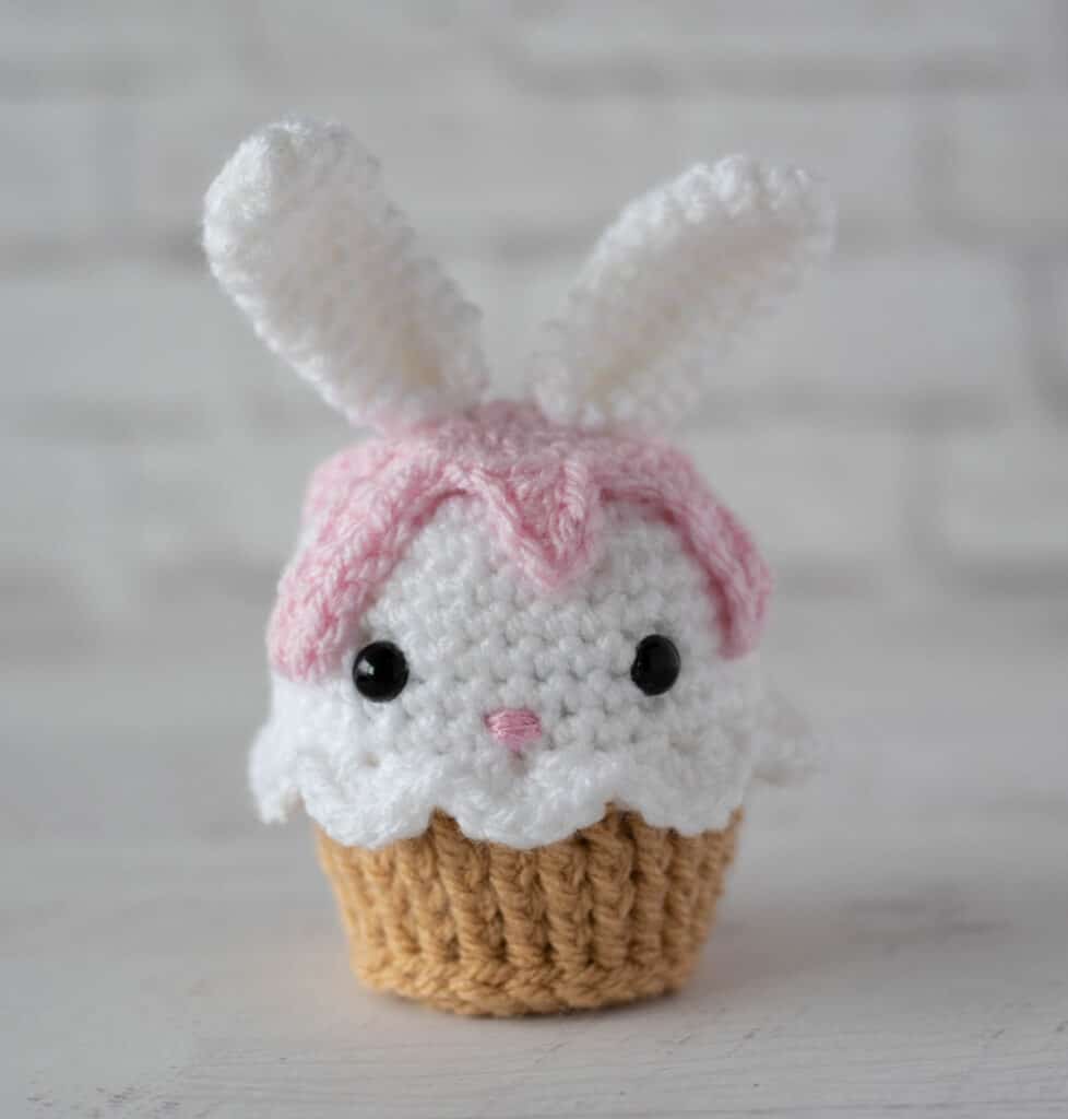 cupcake lapin au crochet en blanc, rose et marron