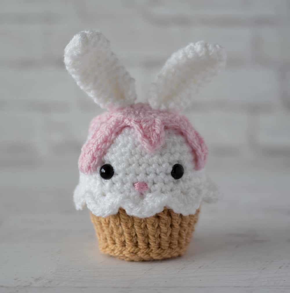 cupcake lapin au crochet en blanc, rose et marron