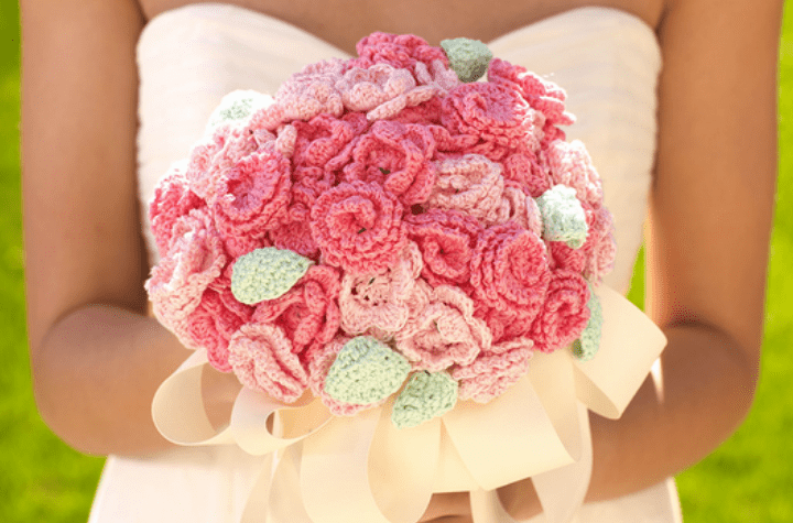 Bouquet de fleurs au crochet avec des nuances de rose avec des petites touches de blanc
