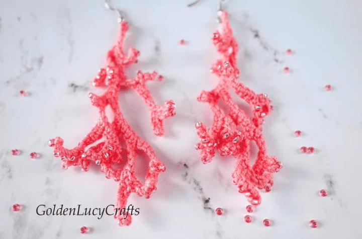 Boucles d'oreilles au crochet qui ressemblent à des morceaux de corail.