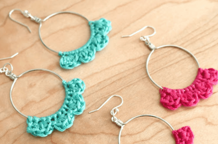 Petites créoles au crochet qui ressemblent à de petits nuages.