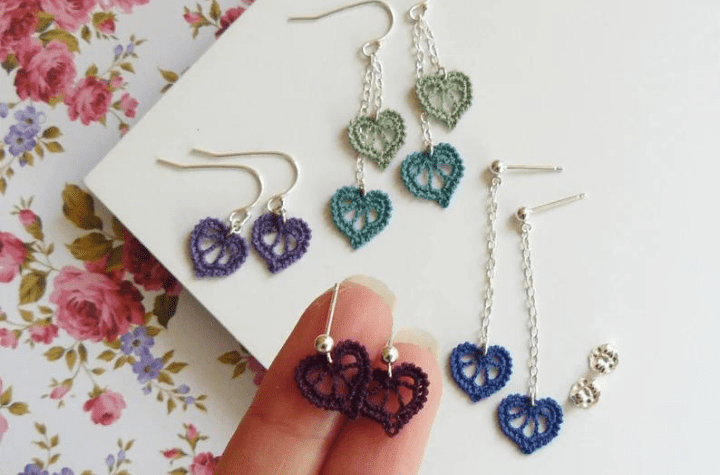 Boucles d'oreilles cœur en micro crochet.
