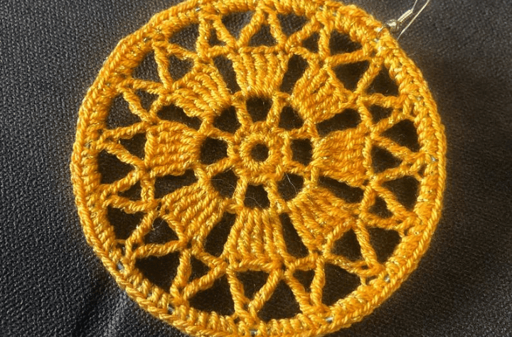 Boucles d'oreilles créoles au crochet avec un design qui présente de nombreux trous dans le fil