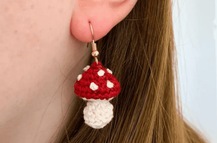 Boucle d'oreille au crochet qui ressemble à un petit champignon vénéneux.