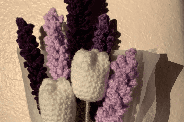 tulipes blanches au crochet avec lavande violette