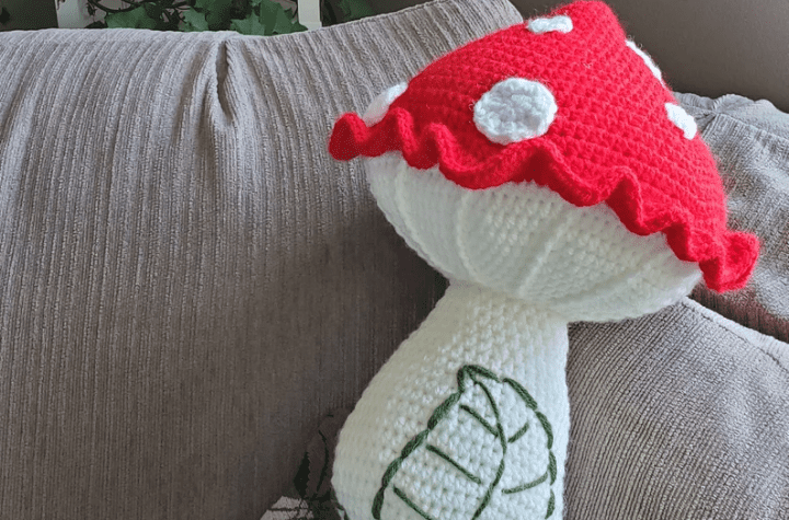 Grand coussin champignon au crochet