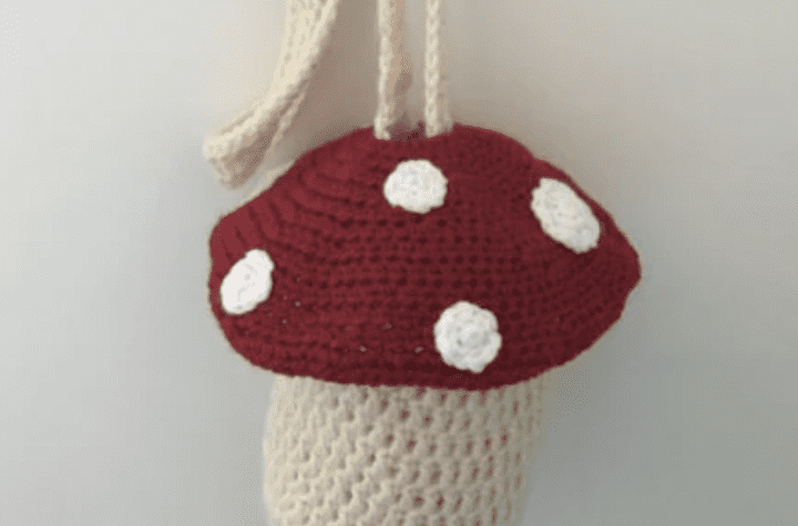 Petit sac à bandoulière champignon au crochet.