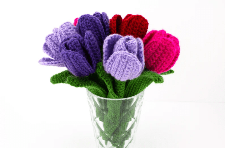 Tulipes violettes, rouges et roses au crochet dans un vase