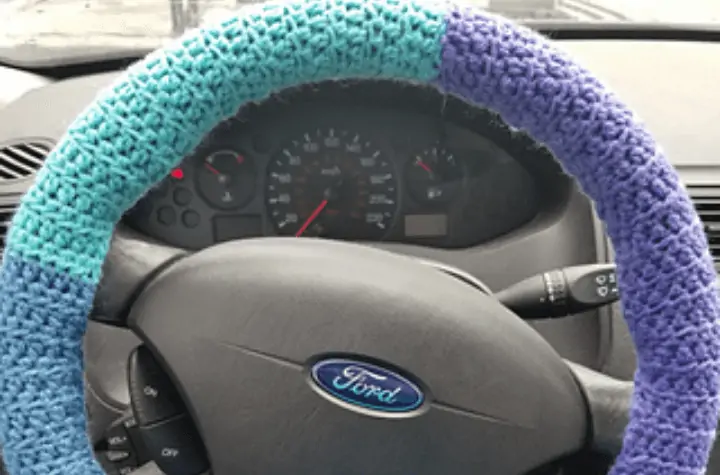 Steering wheel cover with crochet color blocks