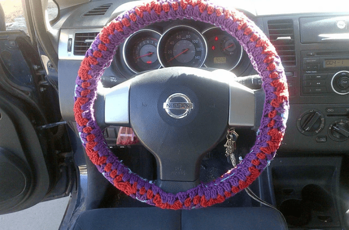 Floral; couverture de volant au crochet avec du fil orange et violet