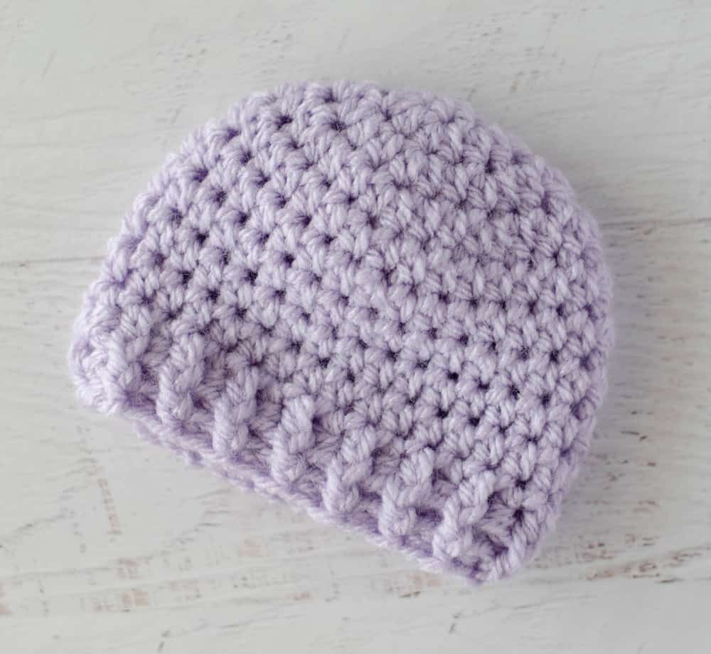 chapeau de prématuré au crochet violet