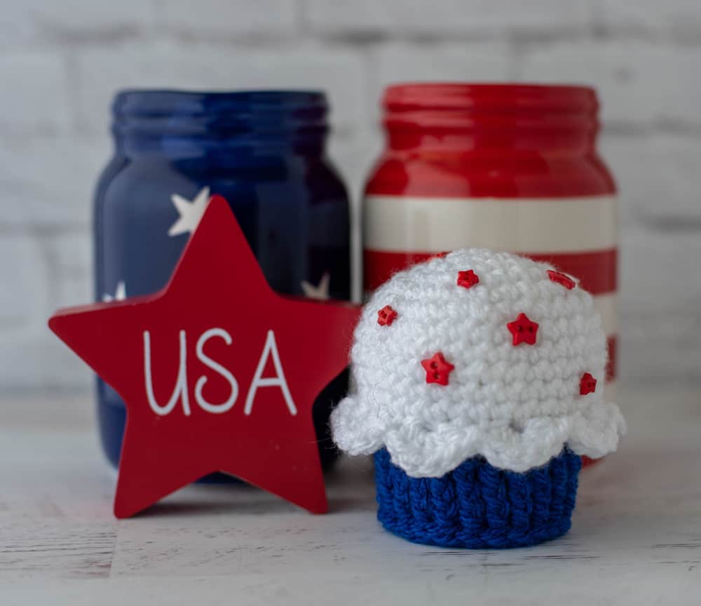 Petit gâteau rouge, blanc et bleu, étoile rouge des États-Unis, bocaux à étoiles et rayures