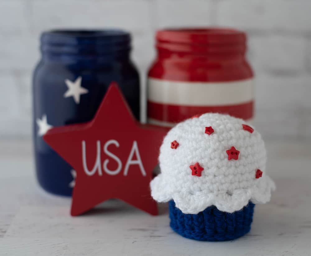 Petit gâteau rouge, blanc et bleu, étoile rouge des États-Unis, bocaux à étoiles et rayures