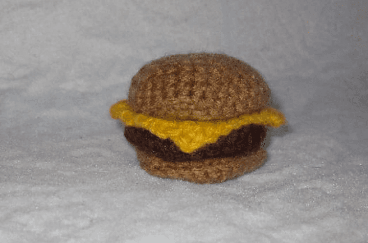 Jouet cheeseburger au crochet pour chat.