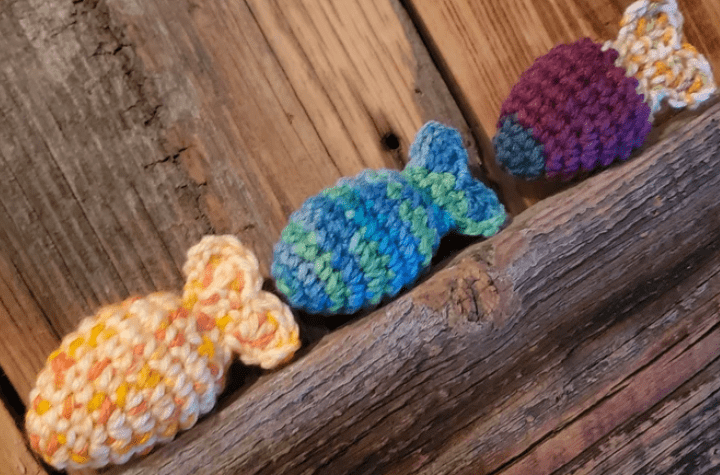 Trois jouets de poisson rouge au crochet.