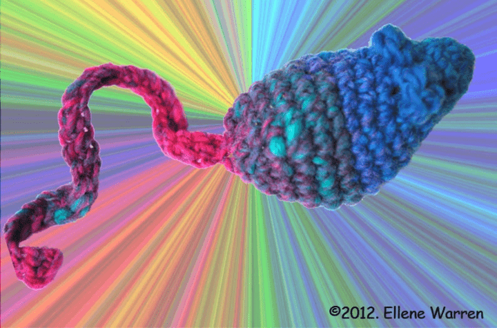 Souris au crochet avec une longue queue.