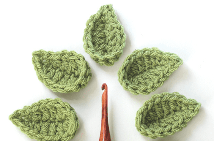 Tiny corchet leaves.