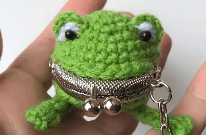 Frog crochet pattern for coin purse.
