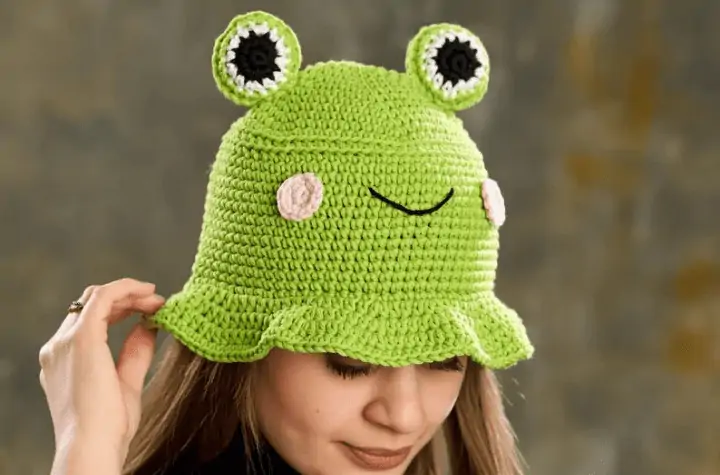 Crochet frog bucket hat.