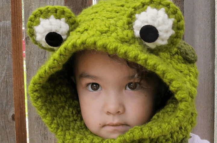 Toddler wear a crochet frog cowl.