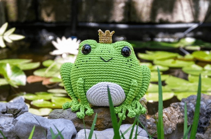 Crochet frog with a crown.