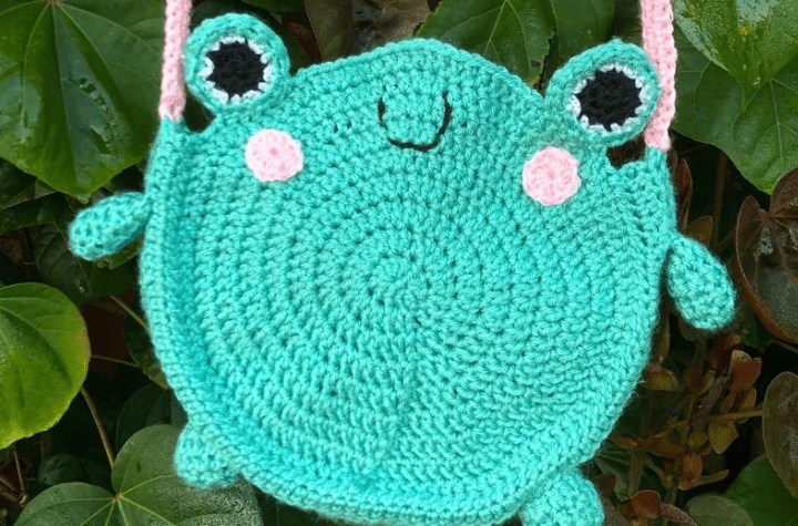 Porte-monnaie grenouille à bandoulière.